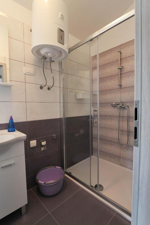 Apartmani Rebecca Vir Zewnętrze zdjęcie
